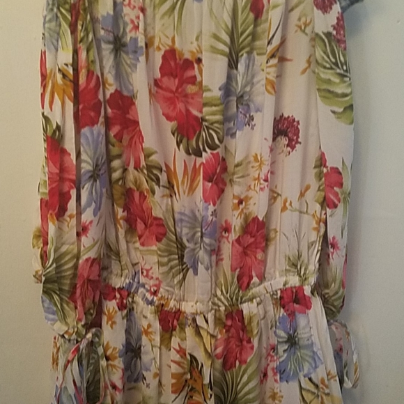 Floral Design Romper - Picture 5 of 6